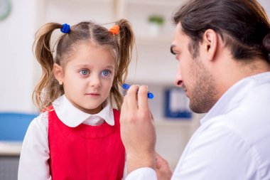 Küçük bir kız, genç bir doktoru ziyaret ediyor.