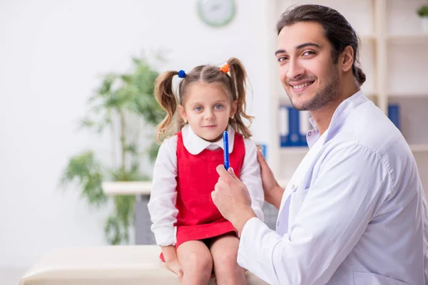 Piccola ragazza in visita giovane medico maschio oculista — Foto Stock