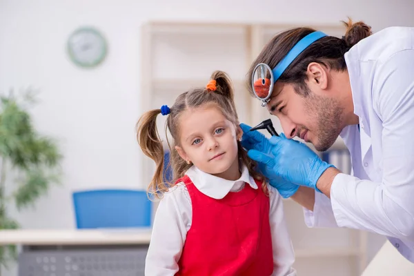 小さな女の子訪問若い男性医師otorhinolaryngology — ストック写真
