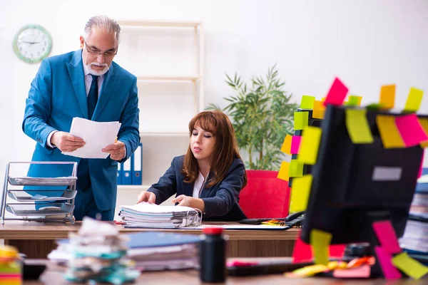 Deux employés et un travail excessif au bureau — Photo