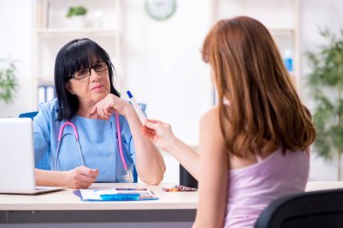 Genç hamile kadın deneyimli bir jinekoloğu ziyaret ediyor.