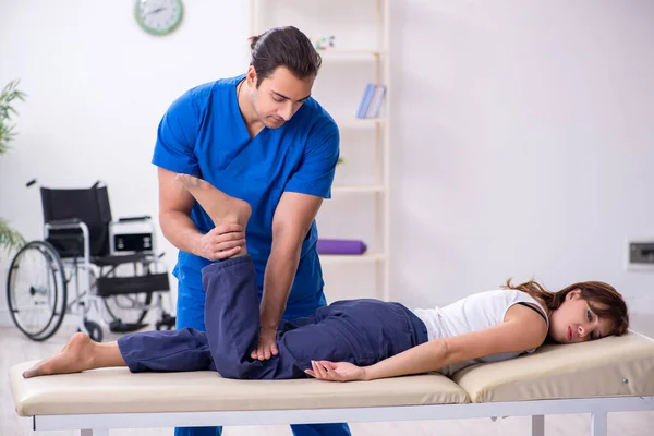 Donna ferita in visita al giovane medico maschio osteopata — Foto Stock