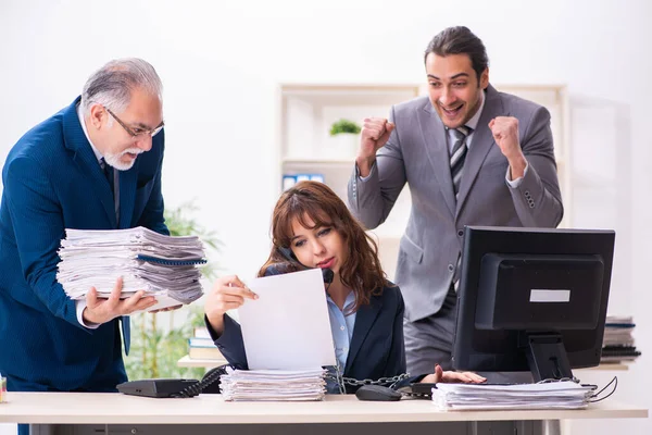 Two male and one female employees working in the office — Stock Photo, Image