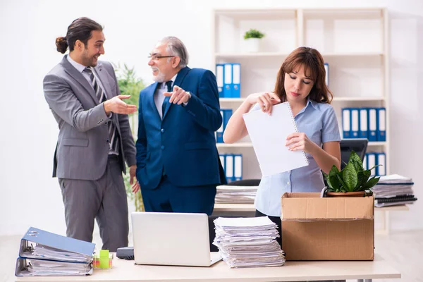 Twee mannelijke en één vrouwelijke werknemer werkzaam op kantoor — Stockfoto