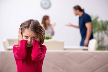 Genç bir çift ve aile içi çatışma konsepti.