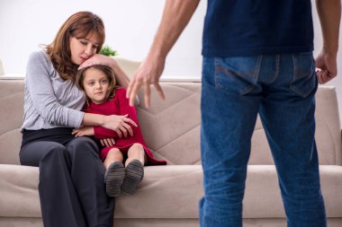 Genç bir çift ve aile içi çatışma konsepti.