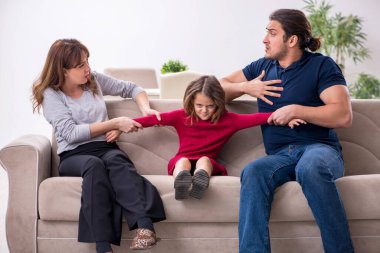 Genç bir çift ve aile içi çatışma konsepti.