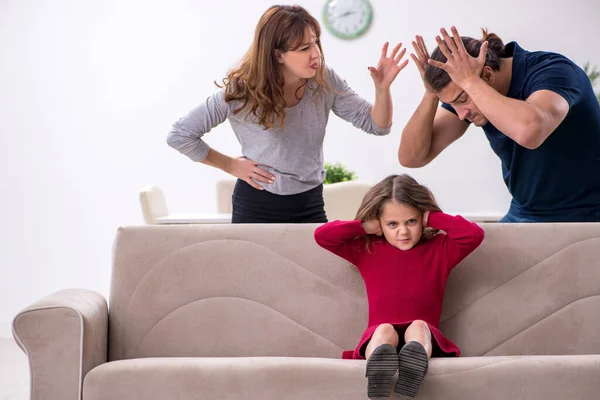 Unga par och deras dotter i familjekonfliktbegreppet — Stockfoto