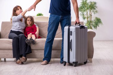 Genç bir çift ve aile içi çatışma konsepti.