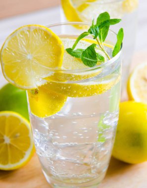 Bir bardak limonlu mojito ve saman içmek.