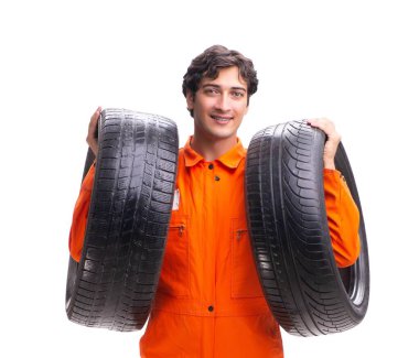 Beyaz lastikli genç bir garaj işçisi.