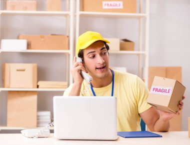 Kutu taşıma servisinde çalışan yakışıklı bir müteahhit.