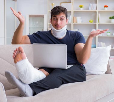 Araba kazasında yaralanan bir adam evinde iyileşme sürecinde.