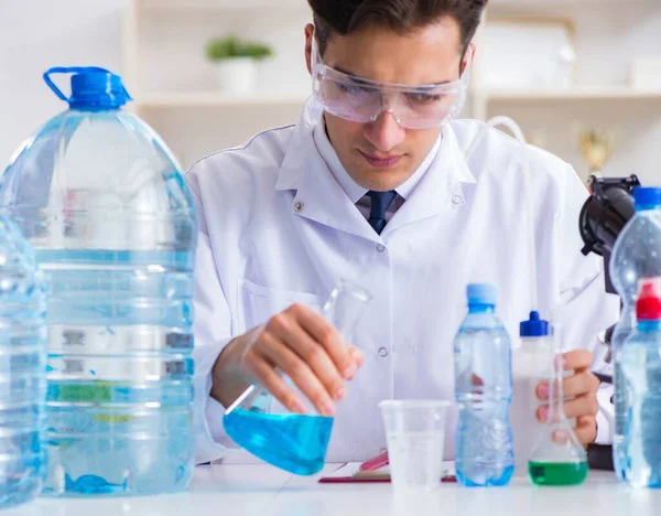 Assistant de laboratoire tester la qualité de l'eau — Photo