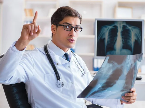Доктор радіолог дивиться рентгенівські знімки — стокове фото