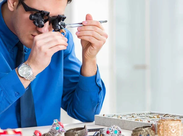 Gioielliere che lavora con gioielli di lusso in officina — Foto Stock