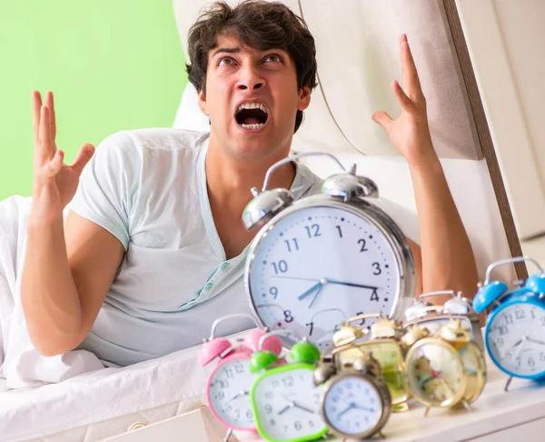 Unge man har svårt att vakna tidigt på morgonen. — Stockfoto