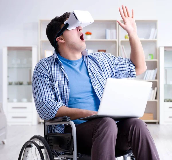 Estudiante independiente estudiando con portátil y cristal de realidad virtual — Foto de Stock