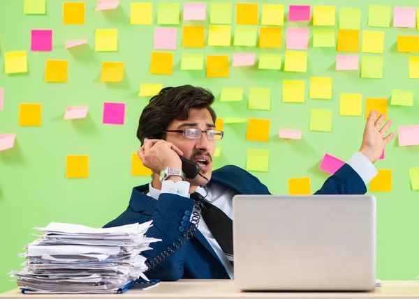 Uomo d'affari che ha problemi con le sue priorità — Foto Stock