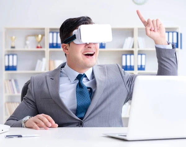 Бізнесмен з окулярами віртуальної реальності в сучасних технологіях спільно — стокове фото