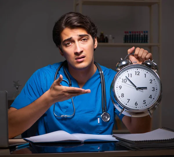 Jovem médico bonito trabalhando turno da noite no hospital — Fotografia de Stock