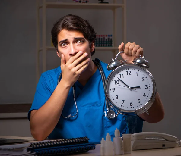 Hastanede gece vardiyasında çalışan yakışıklı genç bir doktor. — Stok fotoğraf