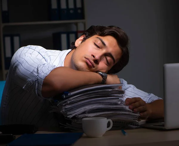 Młody dyrektor finansowy pracujący do późna w biurze — Zdjęcie stockowe