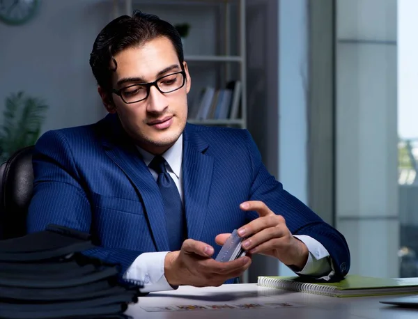 Jeunes entreprises jouant aux cartes tard dans le bureau — Photo