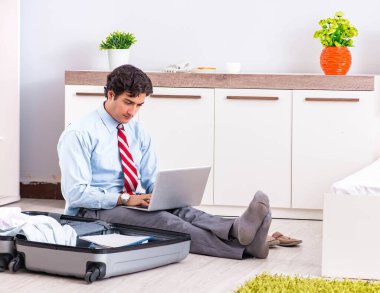 Genç yakışıklı iş adamı yolculuğa hazırlanıyor.