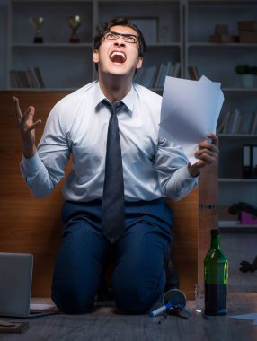 Stresli iş adamı depresyonda fazla mesai yapıyor.