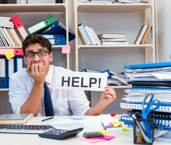 Frustrierter Geschäftsmann wütend im Büro — Stockfoto