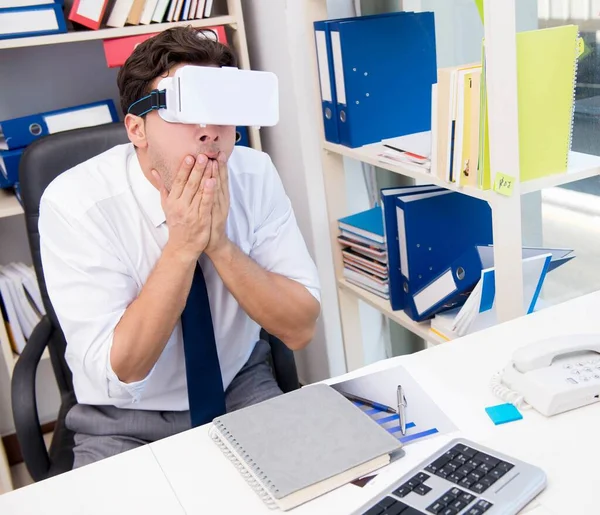 Empregado assistindo filme em óculos de realidade virtual vr — Fotografia de Stock