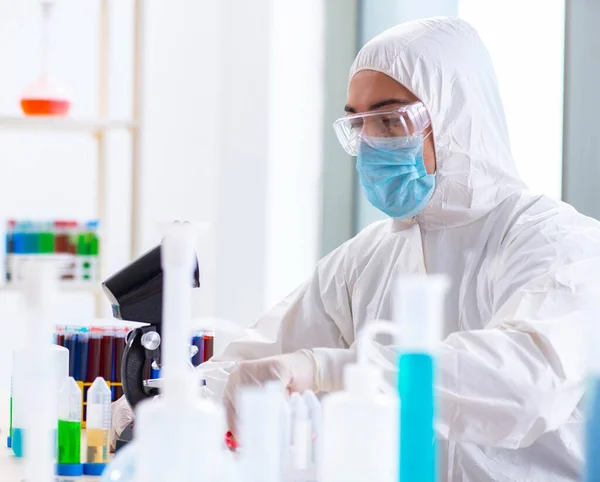 Jovem estudante de química que trabalha em laboratório em produtos químicos — Fotografia de Stock