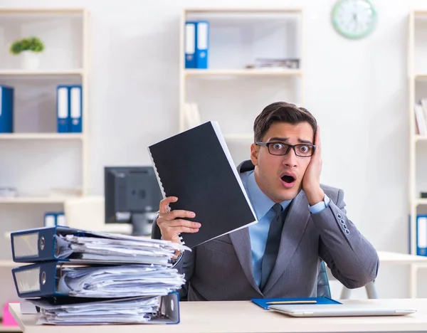 Sobrecargado con el empleado de trabajo bajo carga de papeleo — Foto de Stock