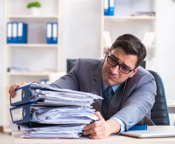 Sobrecargado con el empleado de trabajo bajo carga de papeleo — Foto de Stock