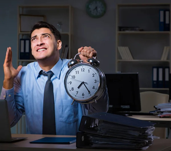 Joven empleado que trabaja horas extras para cumplir plazo — Foto de Stock