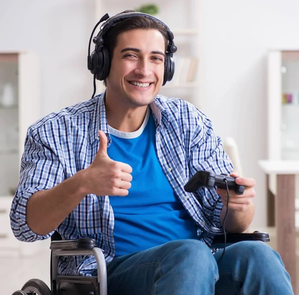 Hombre discapacitado jugando juegos de ordenador durante la rehabilitación —  Fotos de Stock