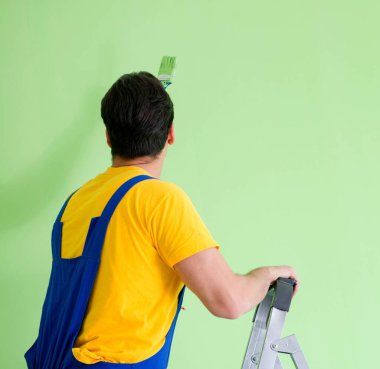 Genç ressam evde tadilat yapıyor.