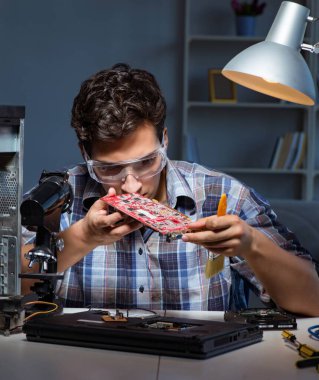 Bilgisayar tamircisi fırçayla toz temizliyor
