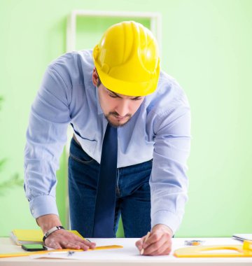 Projede çalışan genç erkek mimar.