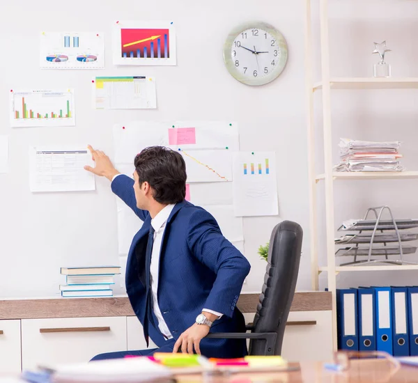 Joven apuesto ventas anayst trabajando en la oficina — Foto de Stock