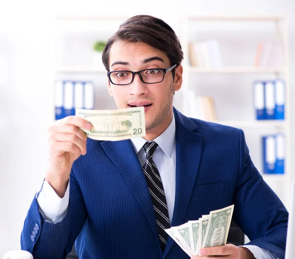 Empresário recebendo seu salário e bônus — Fotografia de Stock