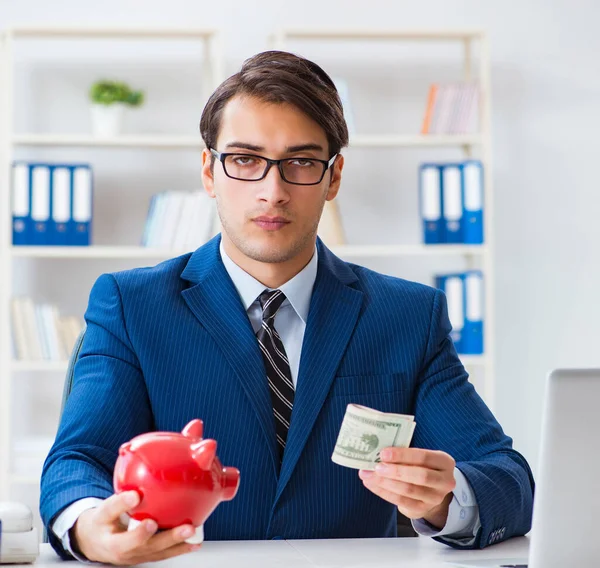 Affärsman tänker på sina besparingar under krisen — Stockfoto