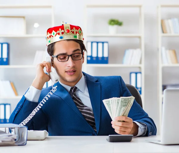 Geschäftsmann-König mit Geld im Büro — Stockfoto