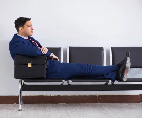 Hombre dirigiéndose al embarque en sala de estar del aeropuerto —  Fotos de Stock