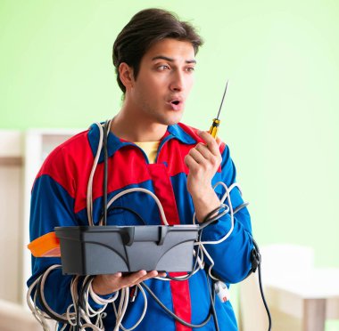 Karışık kablolu elektrikçi.