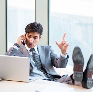 Ofiste çalışan başarılı genç bir işadamı.