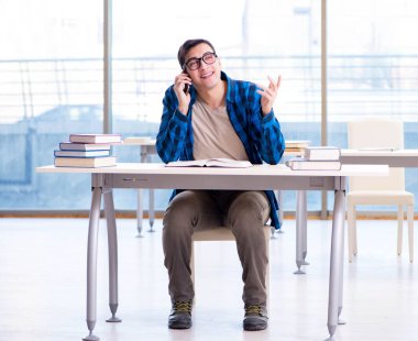 Eski sevgilisine kitap hazırlayan öğrenci boş kütüphanede okuyor