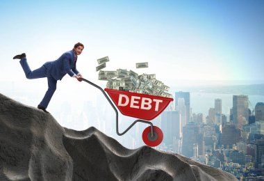 İş adamı, dolarlarla el arabasını yokuş aşağı itiyor