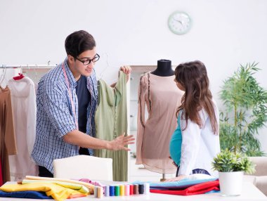 Hamile kadın yeni kıyafet için terziye gidiyor.